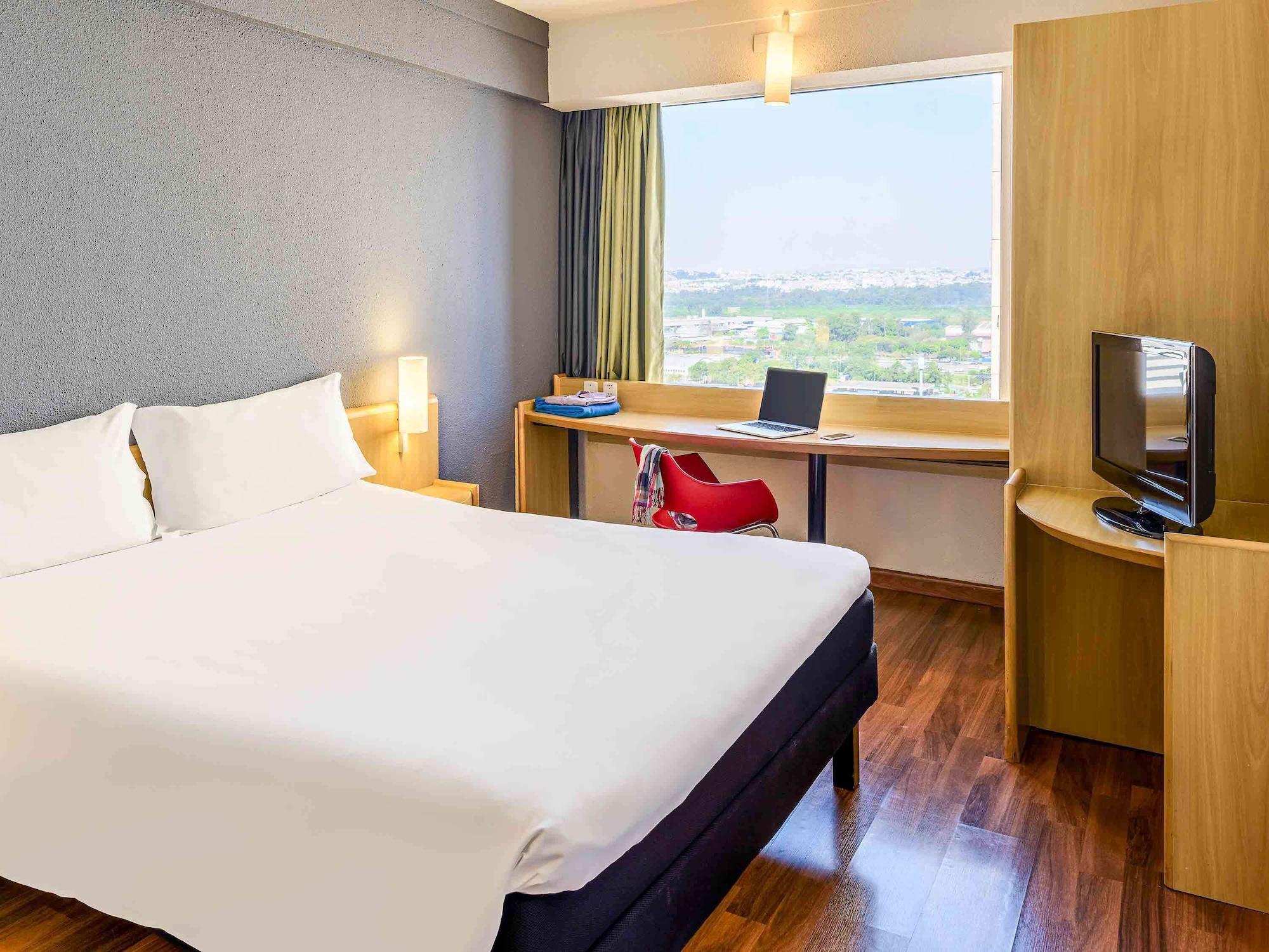 ไอบิส กวารูโยส Hotel กัวรูยุส ภายนอก รูปภาพ